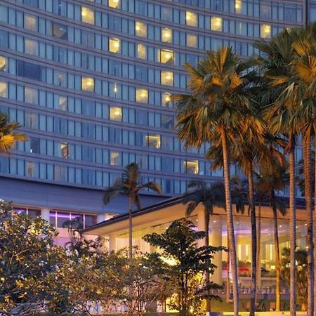 Thistle Johor Bahru Exterior foto The hotel at night