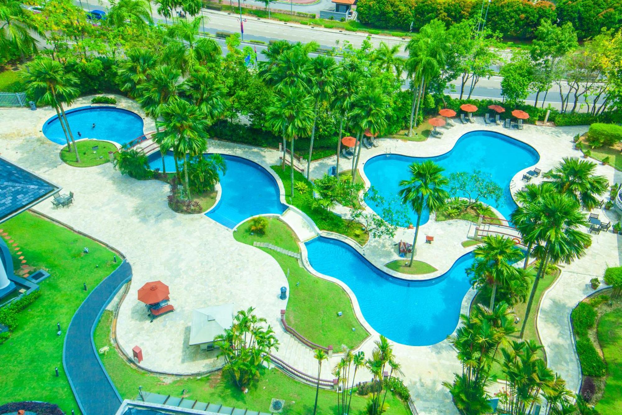 Thistle Johor Bahru Exterior foto Aerial view of the pool