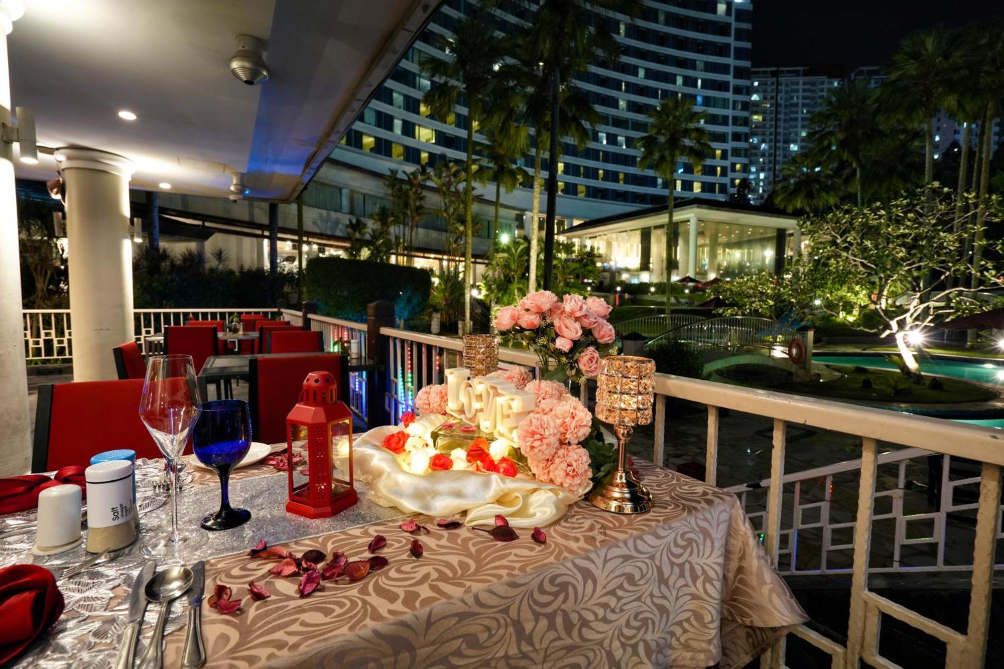Thistle Johor Bahru Exterior foto The interior of the hotel