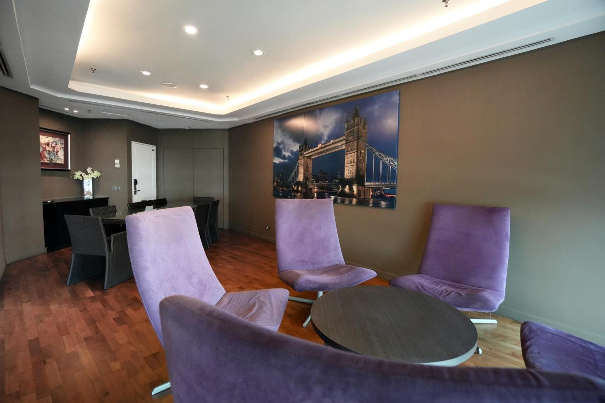 Thistle Johor Bahru Exterior foto The interior of the lounge