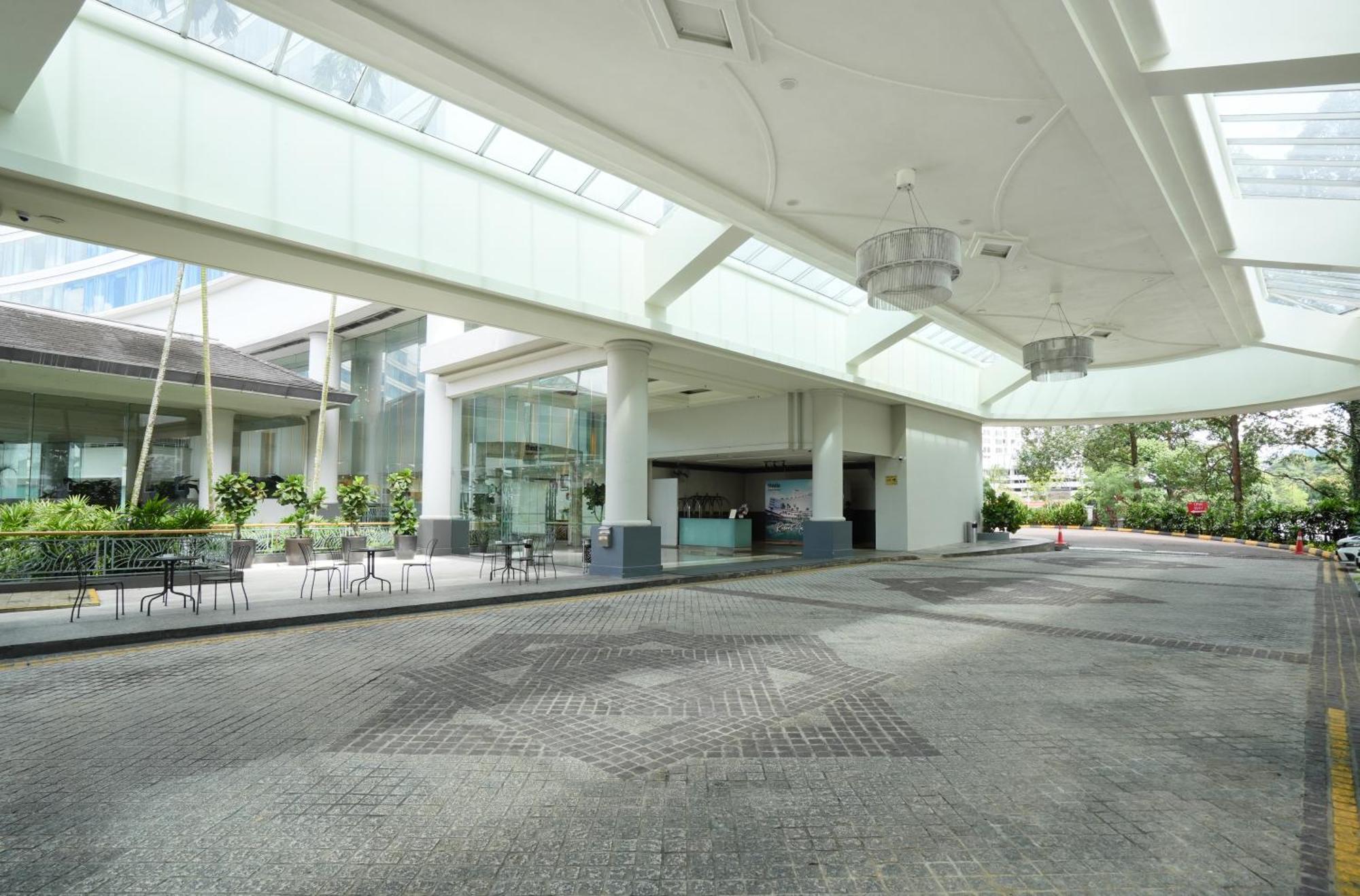 Thistle Johor Bahru Exterior foto The main entrance of the National Museum of Singapore