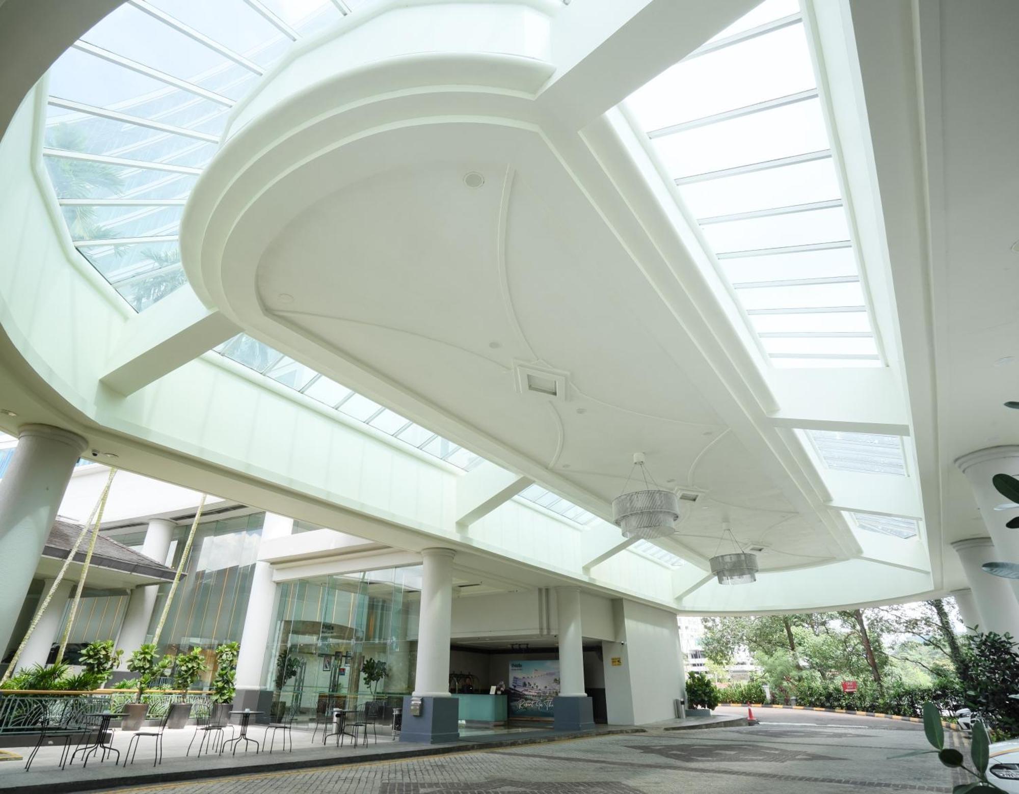 Thistle Johor Bahru Exterior foto The interior of the National Museum of Singapore