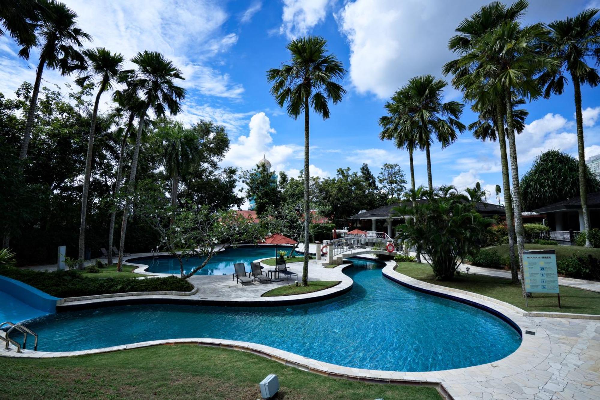 Thistle Johor Bahru Exterior foto The pool at the Royal Thai Police Club